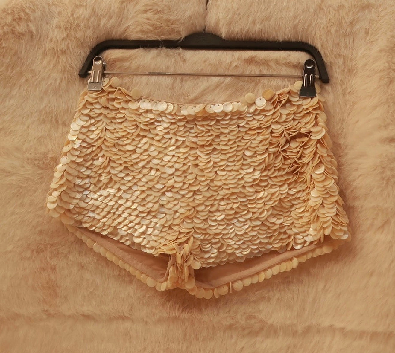 “Scale” shorts in cream